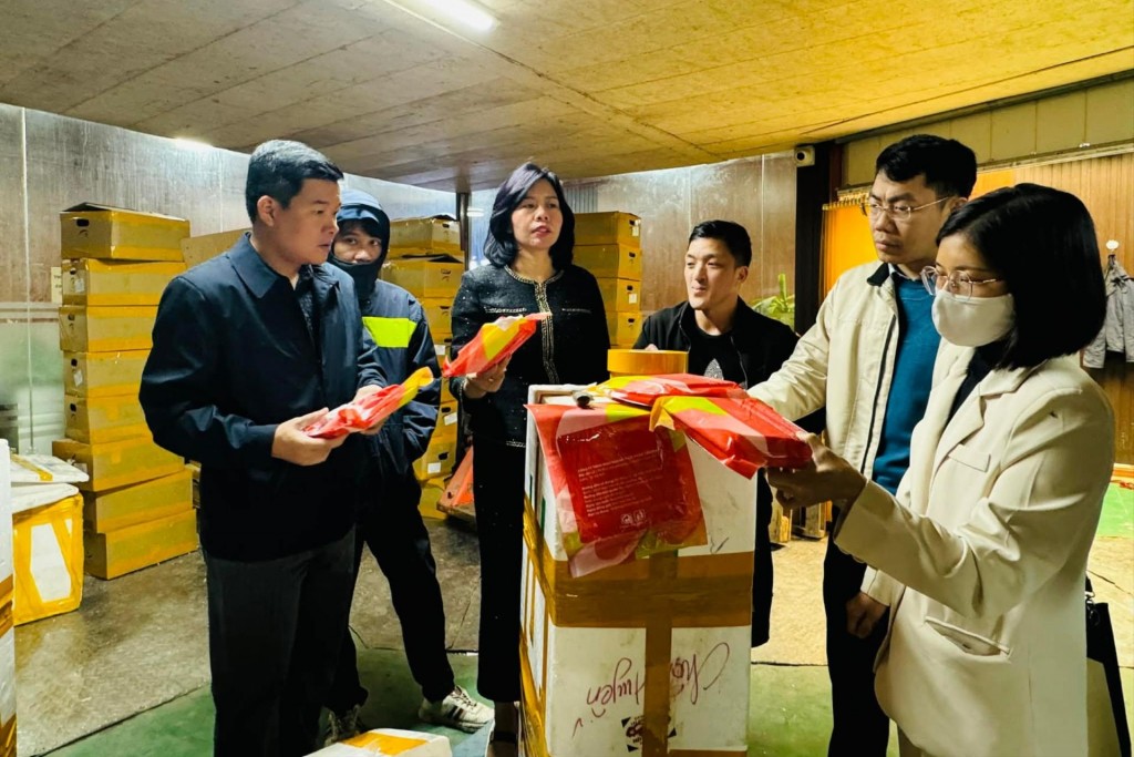 Kiểm tra bao bì, nhãn mác, hạn sử dụng, truy xuất nguồn gốc sản phẩm. Ảnh: Mai Hoa