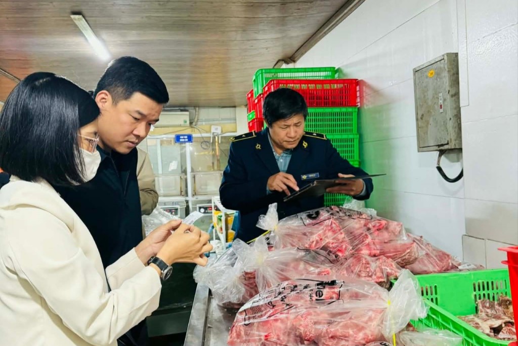 Đoàn tiến hành kiểm tra bao bì, chất lượng an toàn thực phẩm tại Công ty TNHH kinh doanh thực phẩm Tiến Phát. Ảnh: Mai Hoa