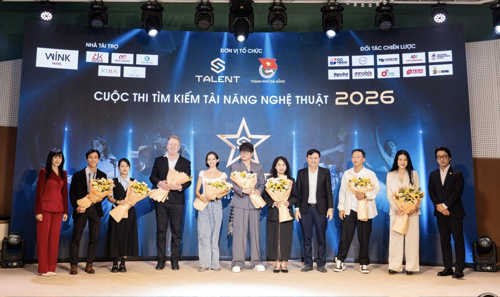 Ban Tổ chức cuộc thi trao hoa ra mắt Hội đồng Ban giám khảo cuộc thi (Ảnh Đ.Minh) Ban Tổ chức cuộc thi trao hoa ra mắt Hội đồng Ban giám khảo cuộc thi (Ảnh Đ.Minh)