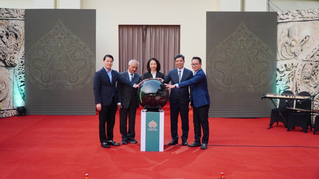 Phó Chủ tịch UBND thành phố Hà Nội Vũ Thu Hà và các đai biểu ấn nút khai trương vở trình diễn “Kinh đô Thăng Long” ứng dụng công nghệ 3D mapping và Không gian trải nghiệm số hiện đại Phó Chủ tịch UBND thành phố Hà Nội Vũ Thu Hà và các đai biểu ấn nút khai trương vở trình diễn “Kinh đô Thăng Long” ứng dụng công nghệ 3D mapping và Không gian trải nghiệm số hiện đại