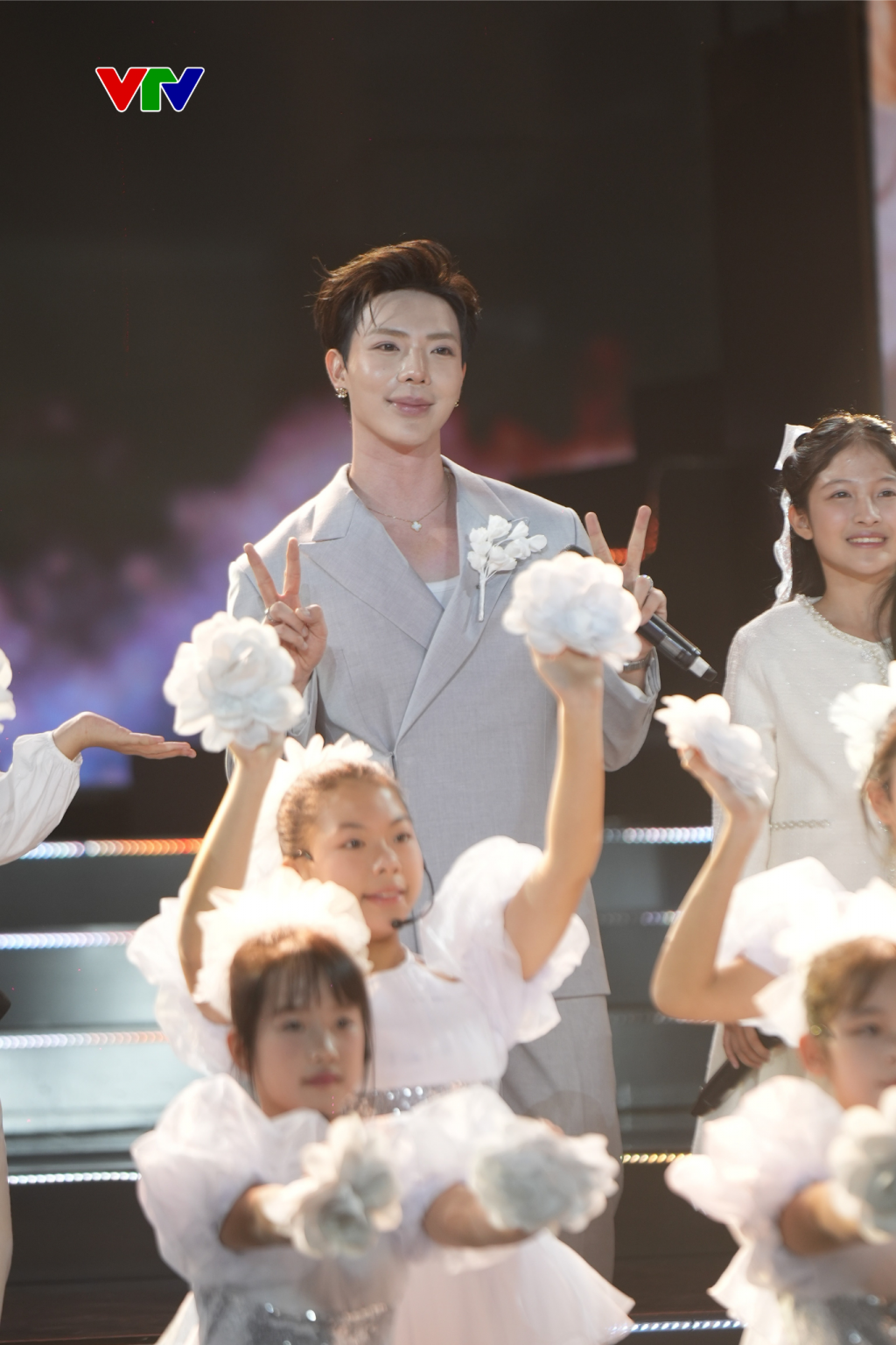 Hướng về tương lai bằng tinh thần lạc quan và khát vọng vươn lên Hướng về tương lai bằng tinh thần lạc quan và khát vọng vươn lên