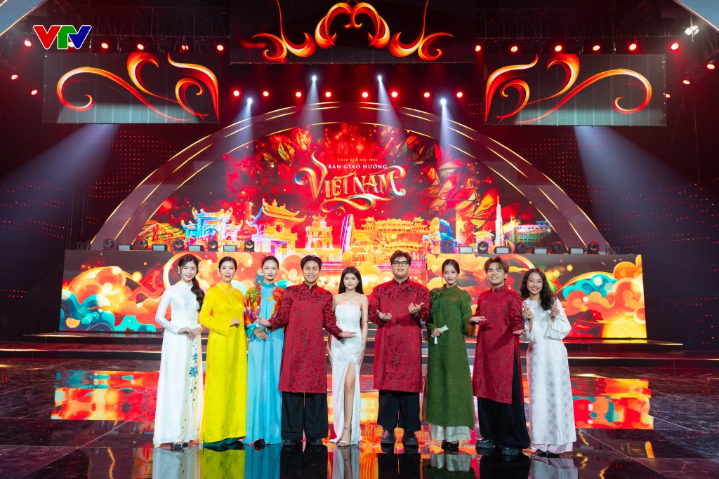 Hướng về tương lai bằng tinh thần lạc quan và khát vọng vươn lên Hướng về tương lai bằng tinh thần lạc quan và khát vọng vươn lên