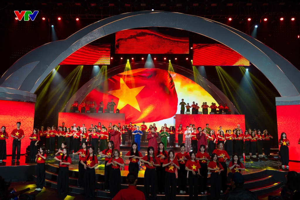 Hướng về tương lai bằng tinh thần lạc quan và khát vọng vươn lên Hướng về tương lai bằng tinh thần lạc quan và khát vọng vươn lên