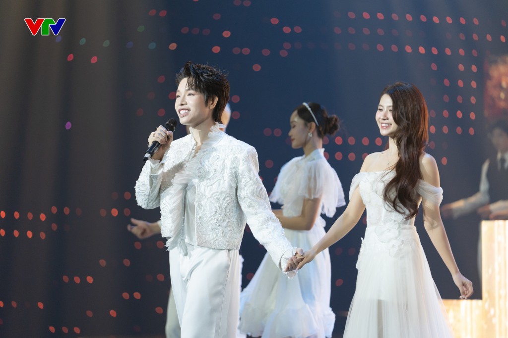 Hướng về tương lai bằng tinh thần lạc quan và khát vọng vươn lên Hướng về tương lai bằng tinh thần lạc quan và khát vọng vươn lên