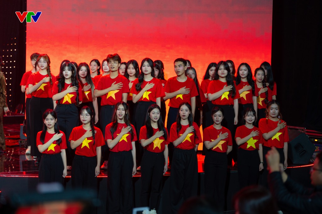 Hướng về tương lai bằng tinh thần lạc quan và khát vọng vươn lên Hướng về tương lai bằng tinh thần lạc quan và khát vọng vươn lên