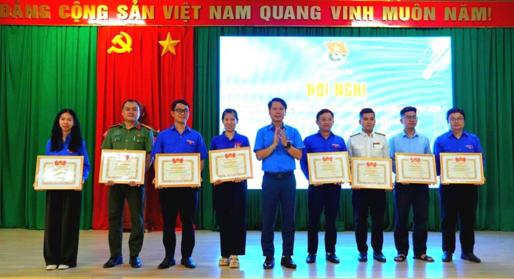 Ban Thường vụ Tỉnh Đoàn đã tuyên dương và tặng bằng khen cho 19 tập thể, 19 cá nhân có thành tích xuất sắc trong công tác Đoàn và phong trào thanh thiếu nhi tỉnh Đắk Lắk năm 2025