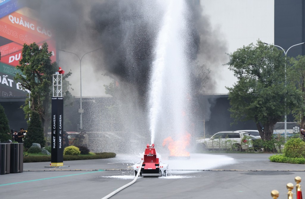 Trình diễn Robot chữa cháy do Đại học Phòng cháy Chữa cháy phát triển - Ảnh: VGP/Gia Huy