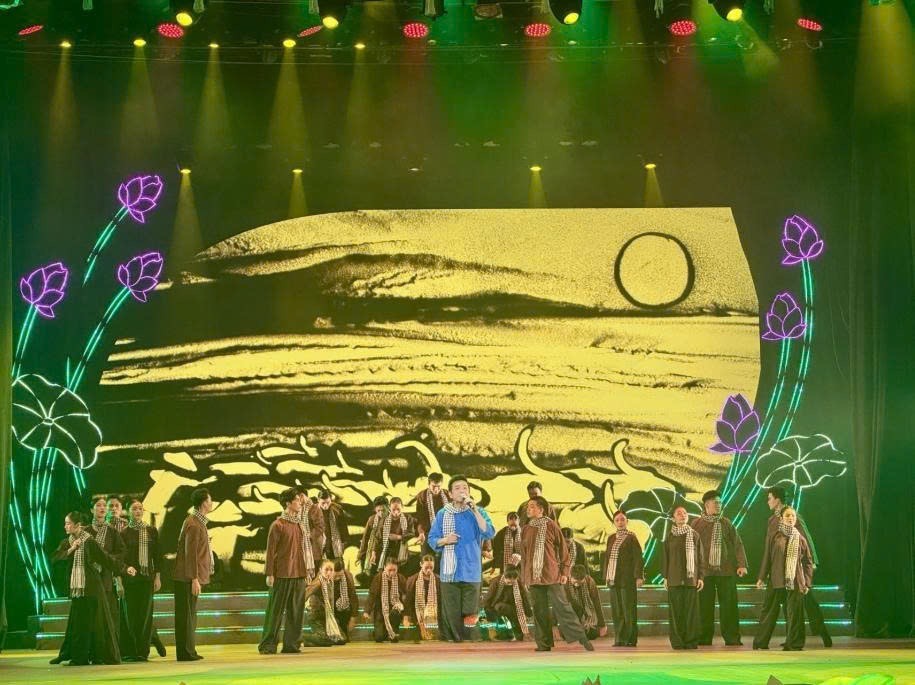 Dấu ấn tranh cát trong đêm nhạc “Khúc hát ân tình” Dấu ấn tranh cát trong đêm nhạc “Khúc hát ân tình”