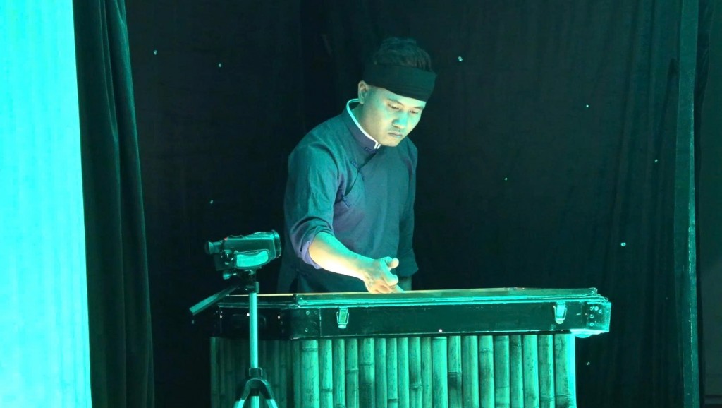 Dấu ấn tranh cát trong đêm nhạc “Khúc hát ân tình” Dấu ấn tranh cát trong đêm nhạc “Khúc hát ân tình”