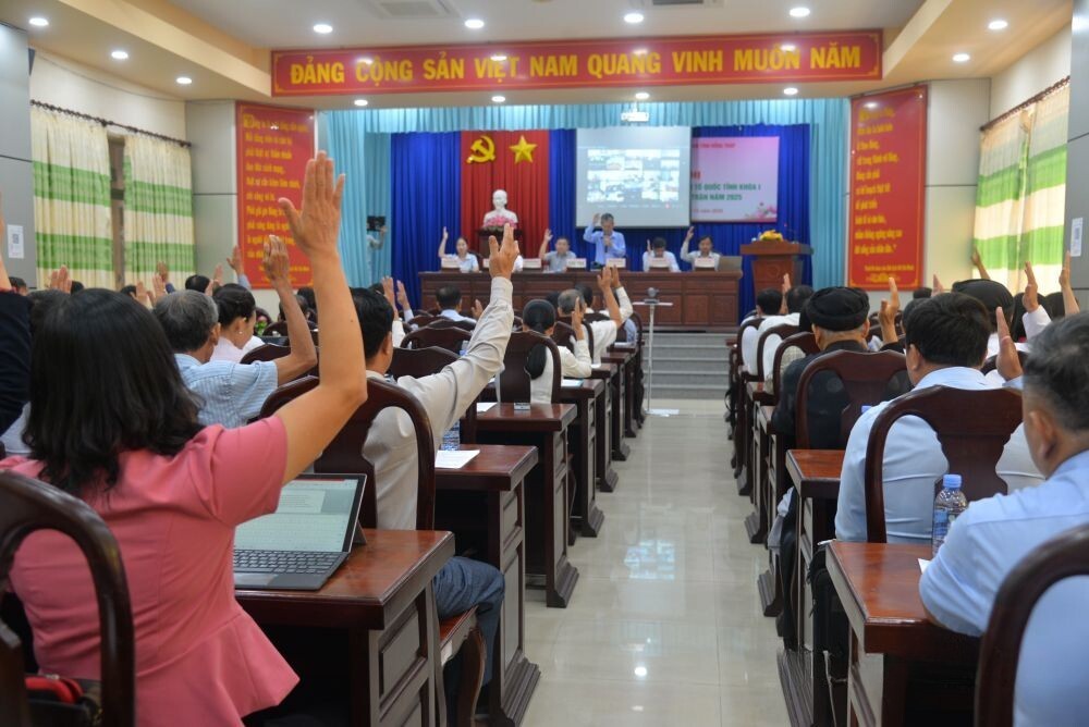 Đại biểu biểu quyết thông qua dự thảo Nghị quyết hội nghị.