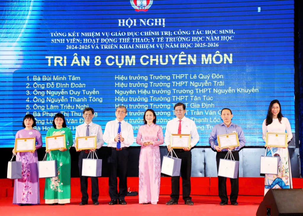Giám đốc Sở GD&ĐT TP Hồ Chí Minh Nguyễn Văn Hiếu trao phần quà tri ân tới các cụm chuyên môn năm học 2024 - 2025