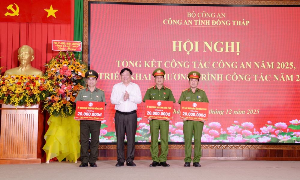 Đồng chí Phạm Thành Ngại trao thưởng nóng cho 3 tập thể có thành tích xuất sắc.