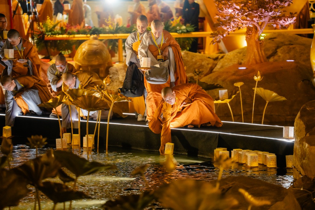 Nghi thức thả hoa đăng