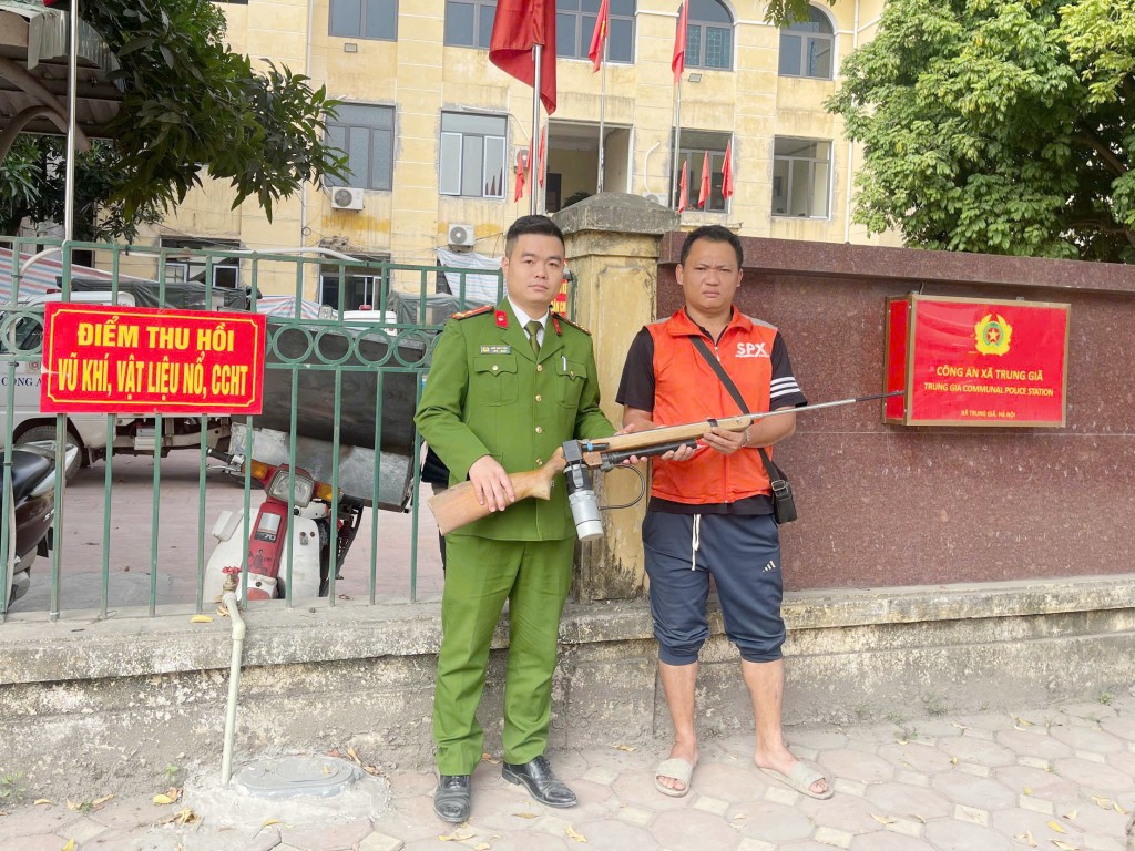 Người dân tự nguyện giao nộp súng tại trụ sở Công an xã