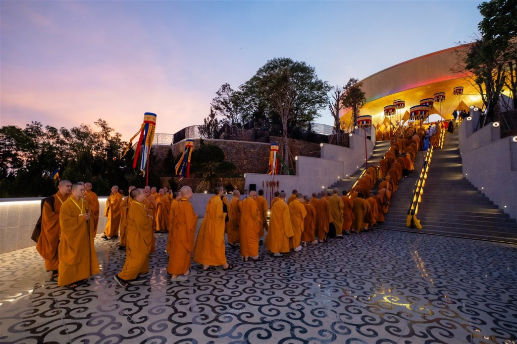 Buổi lễ có sự tham dự của hơn 450 hòa thượng, tăng ni và Phật tử.