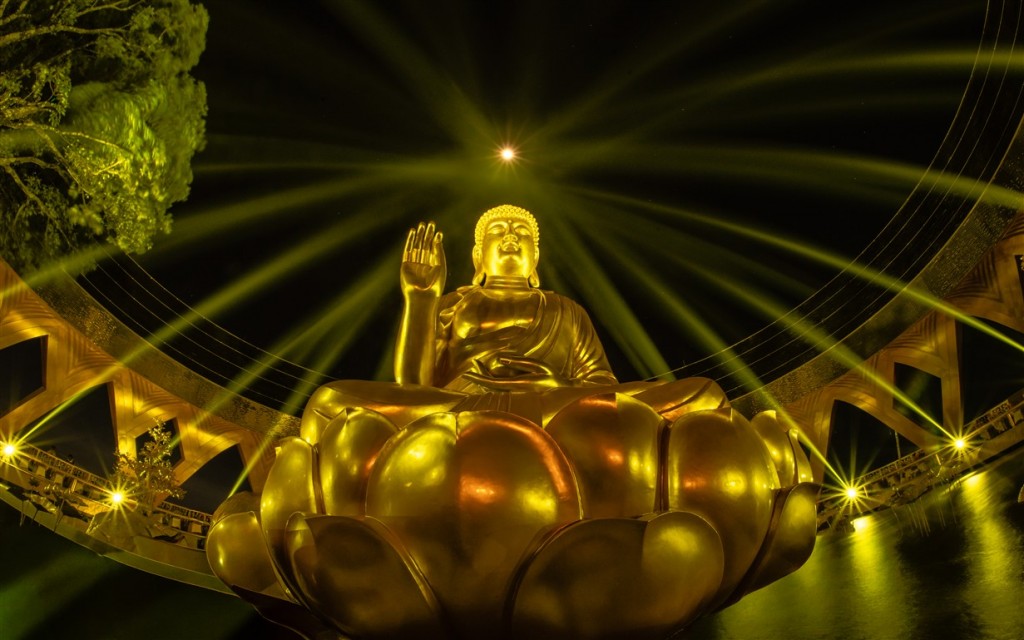 Lấy cảm hứng từ hào quang của Đức Phật tỏa khắp muôn nơi, Thác Ưu Đàm tỏa sáng ánh vàng, tạo điểm nhấn rực rỡ trên đỉnh núi thiêng