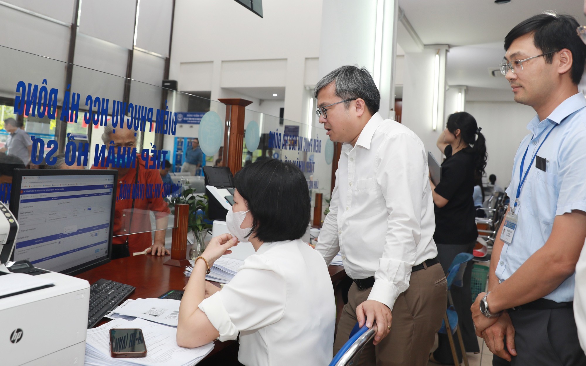 Phó Chủ tịch UBND thành phố Hà nội Trương Việt Dũng kiểm tra quy trình tiếp nhận, giải quyết TTHC tại Điểm phục vụ hành chính phường Hà Đông.