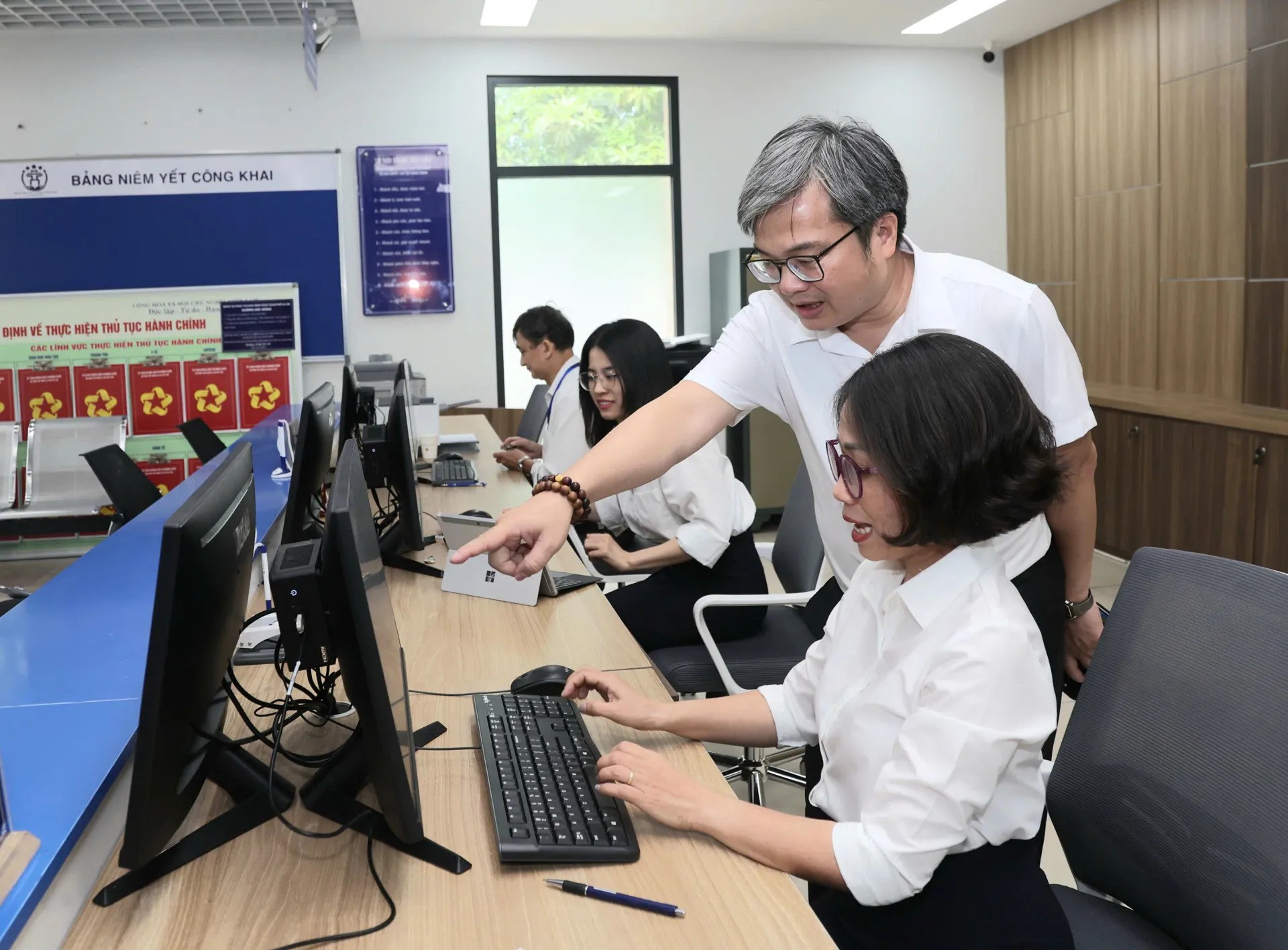 Phó Chủ tịch UBND thành phố Hà nội Trương Việt Dũng kiểm tra quy trình tiếp nhận, giải quyết TTHC tại Điểm phục vụ hành chính phường Hà Đông.