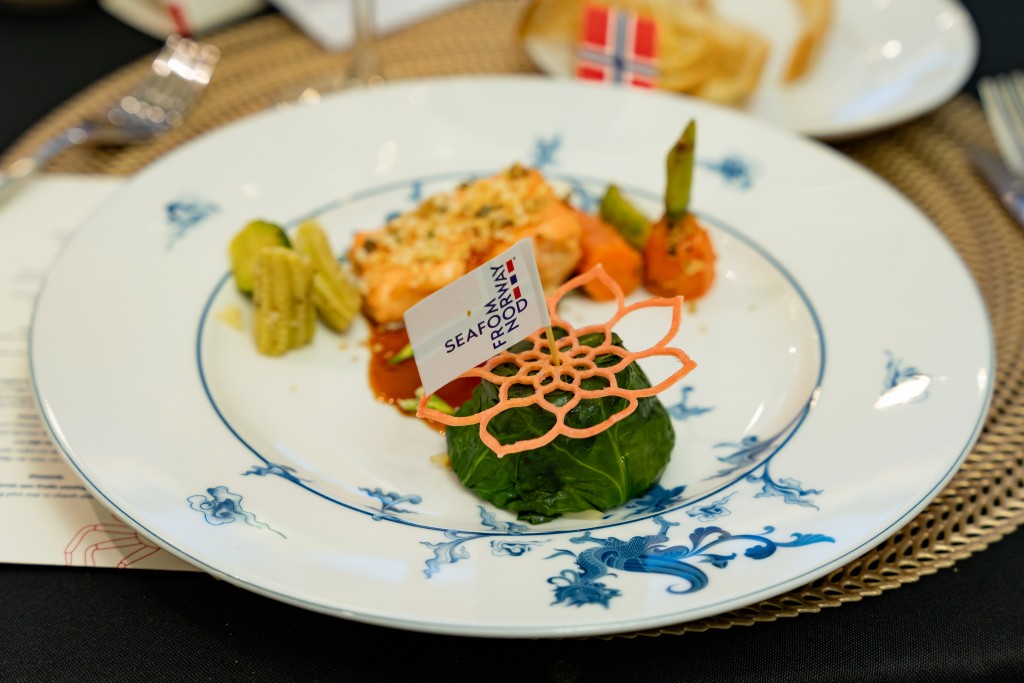 Nhãn hiệu Hải sản từ Na Uy (Seafood from Norway) trên món cá hồi Na Uy kho tộ