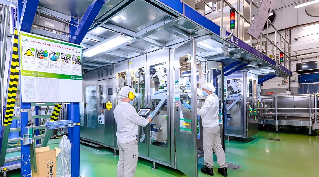 Công nhân Công ty TNHH Nestlé Việt Nam, KCN Biên Hòa 2, Đồng Nai kiểm tra dây chuyền sản xuất