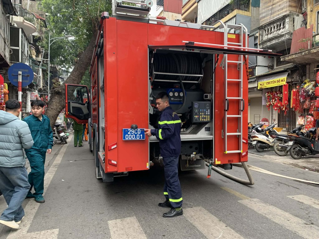 Xảy ra cháy lớn tại cửa hàng kinh doanh ở phố Hàng Mã
