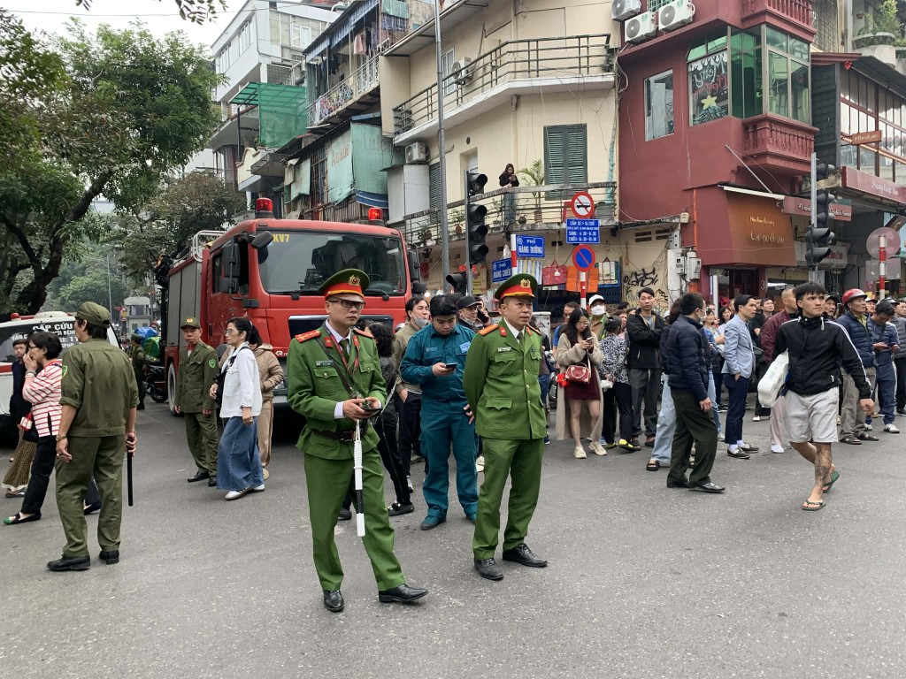 Xảy ra cháy lớn tại cửa hàng kinh doanh ở phố Hàng Mã