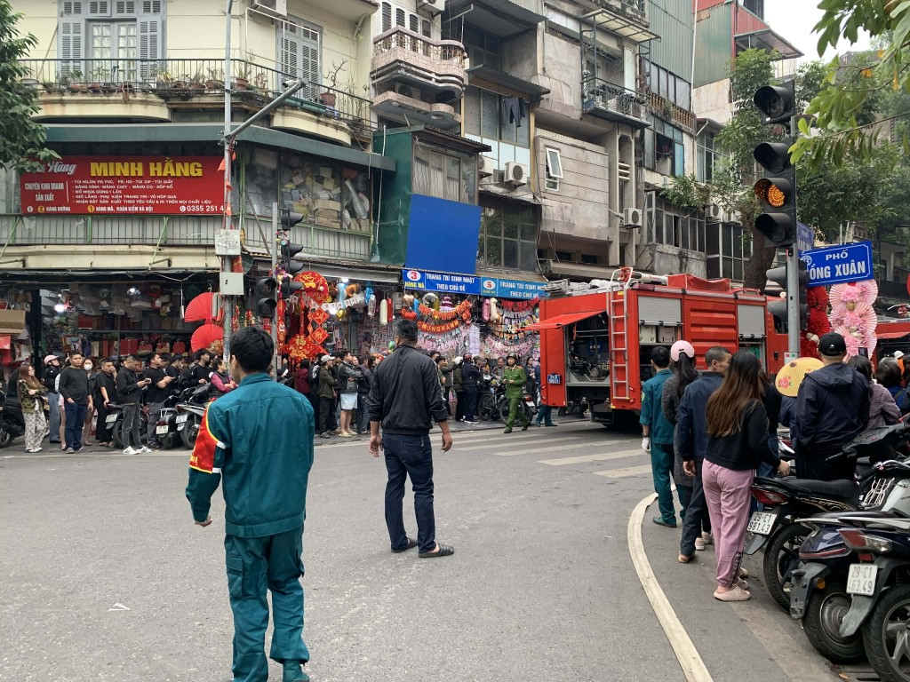 Xảy ra cháy lớn tại cửa hàng kinh doanh ở phố Hàng Mã