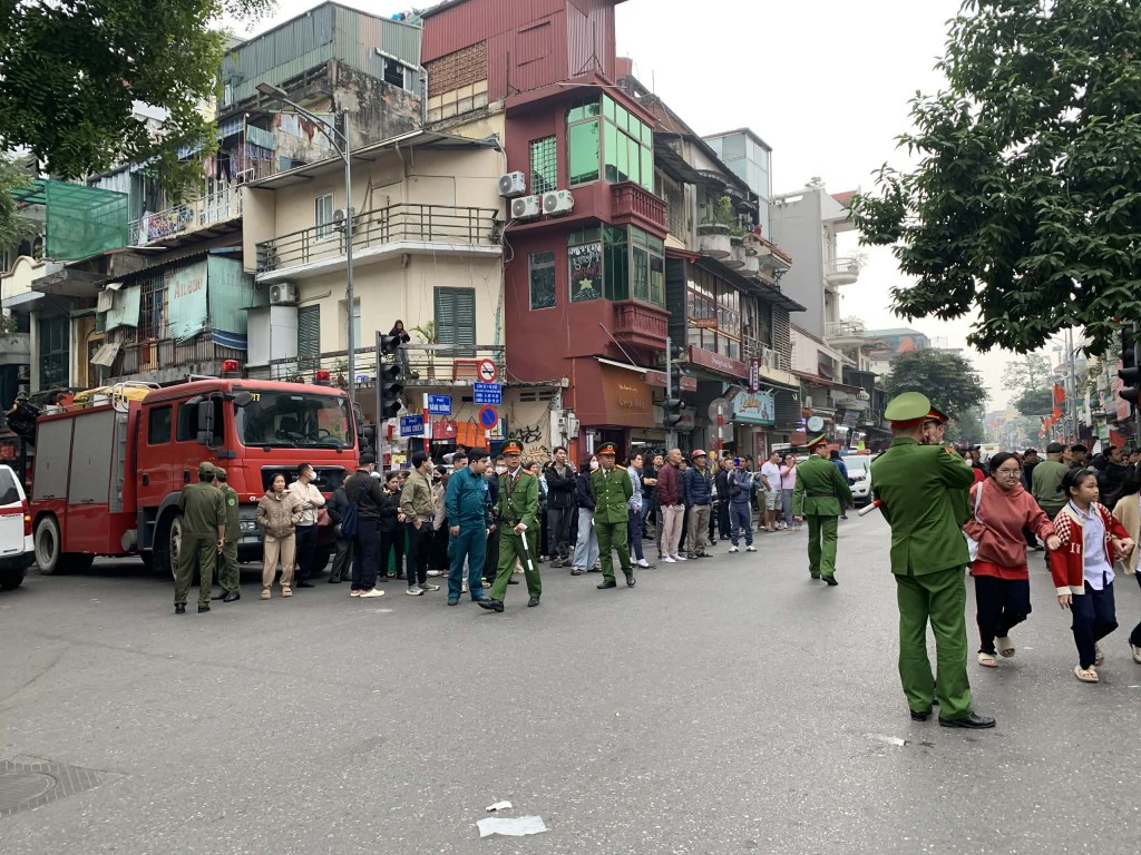 Xảy ra cháy lớn tại cửa hàng kinh doanh ở phố Hàng Mã