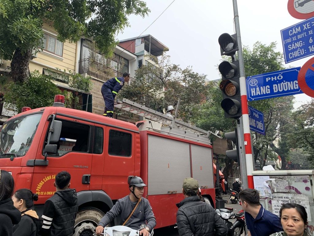 Xảy ra cháy lớn tại cửa hàng kinh doanh ở phố Hàng Mã