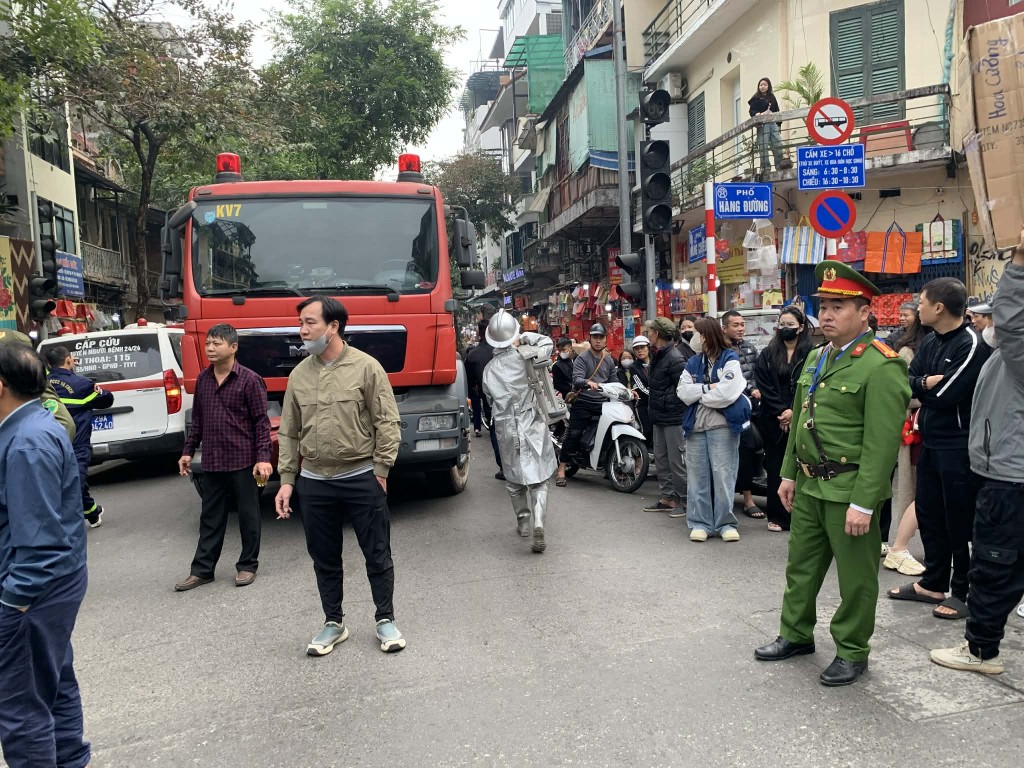 Xảy ra cháy lớn tại cửa hàng kinh doanh ở phố Hàng Mã