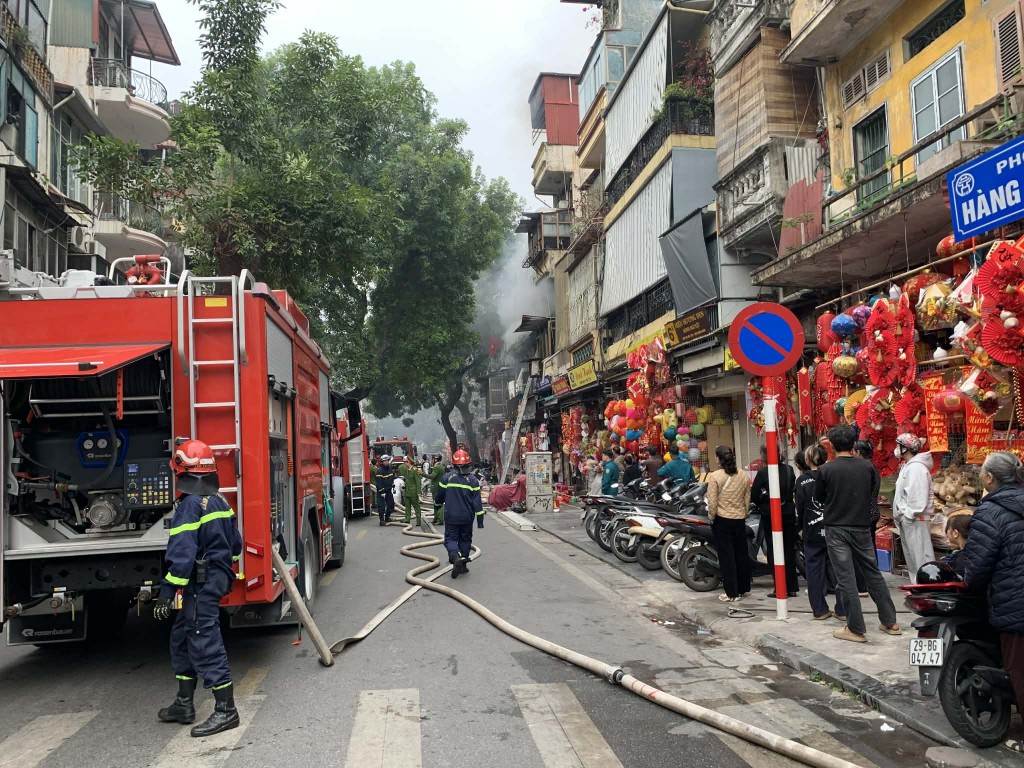 Xảy ra cháy lớn tại cửa hàng kinh doanh ở phố Hàng Mã