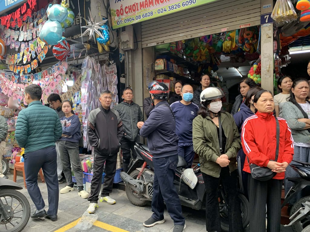 Xảy ra cháy lớn tại cửa hàng kinh doanh ở phố Hàng Mã