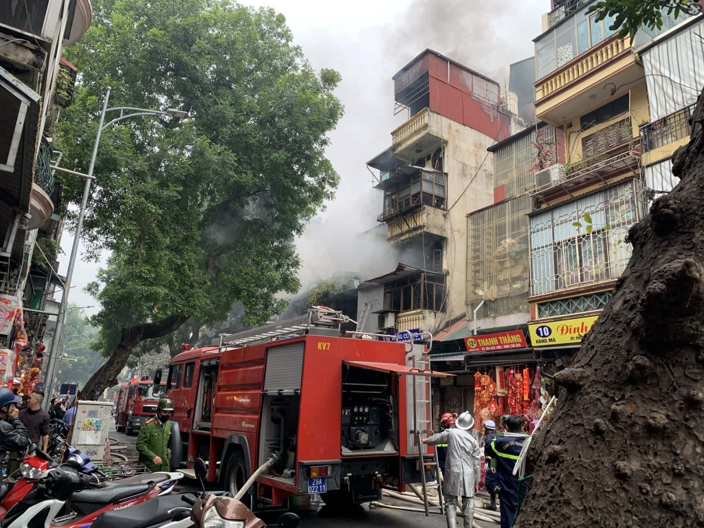 Lực lượng Cảnh sát PCCC và CNCH triển khai phương tiện, dập tắt đám cháy