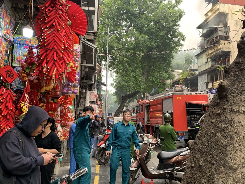Xảy ra cháy lớn tại cửa hàng kinh doanh ở phố Hàng Mã
