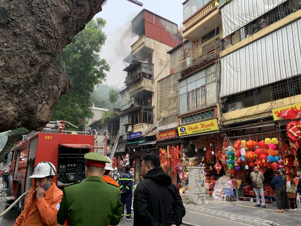 Lực lượng chức năng nỗ lực khoanh vùng vụ cháy ở số 14 phố Hàng Mã Lực lượng chức năng nỗ lực khoanh vùng vụ cháy ở số 14 phố Hàng Mã