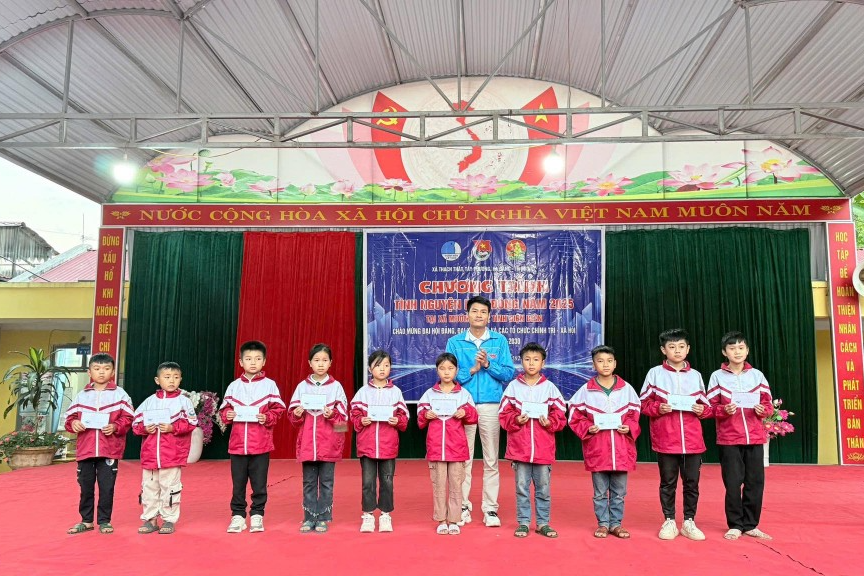 Tuổi trẻ xã Thạch Thất trao quà đến thiếu nhi Tuổi trẻ xã Thạch Thất trao quà đến thiếu nhi