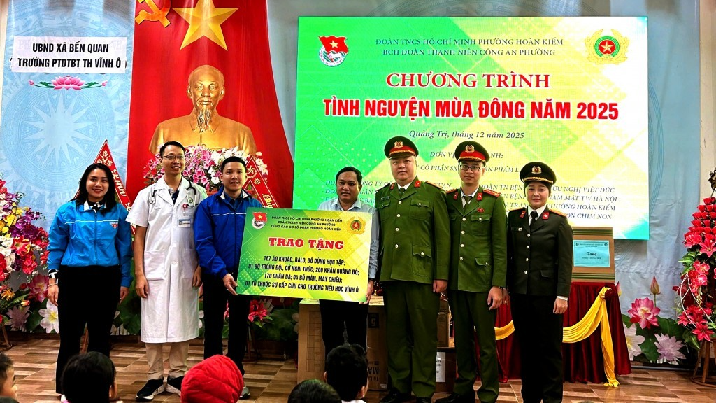 Tuổi trẻ phường Hoàn Kiếm trao tặng quà trong chương trình Góp nhịp trái tim trẻ, thắp lửa yêu thương “Tình nguyện mùa đông”