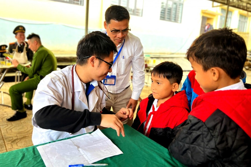 Y, bác sĩ trẻ khám bệnh cho thiếu nhi