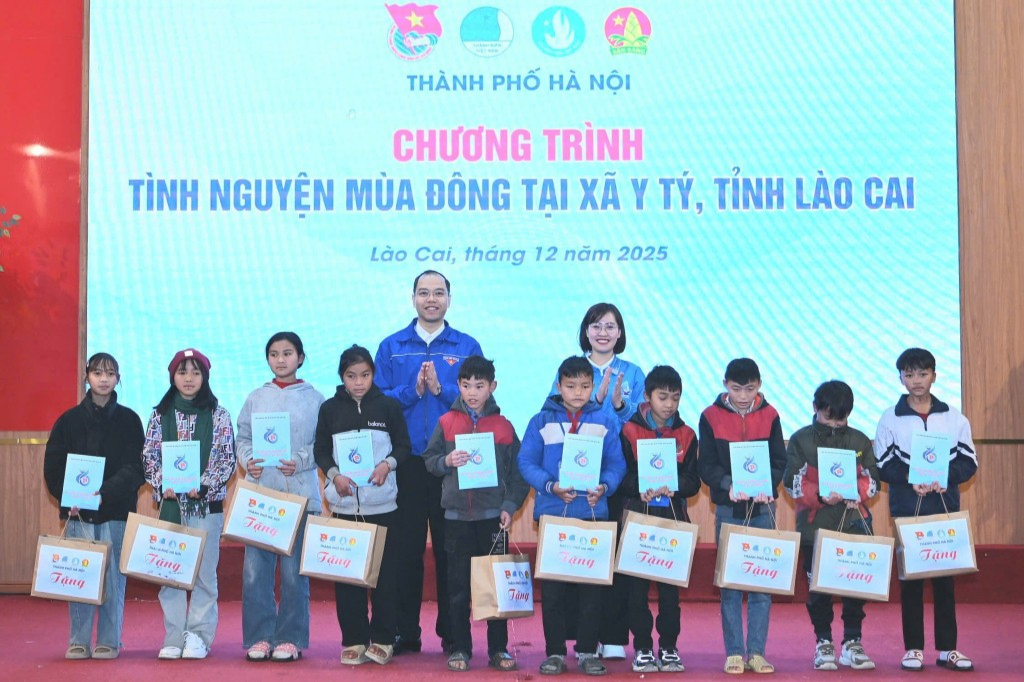 Nhiều phần quà được tuổi trẻ Thủ đô trao tặng đến thiếu nhi hoàn cảnh khó khăn Nhiều phần quà được tuổi trẻ Thủ đô trao tặng đến thiếu nhi hoàn cảnh khó khăn