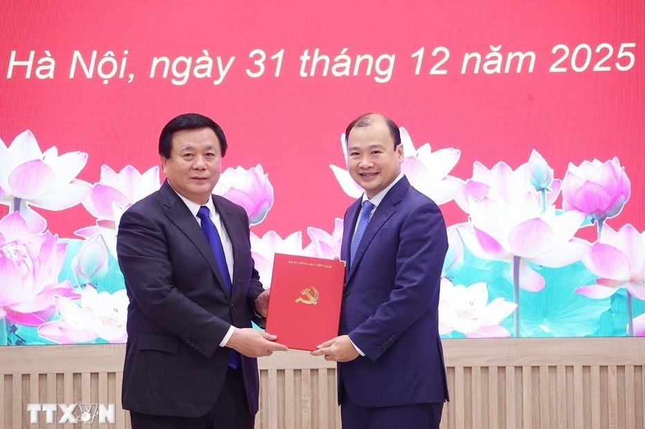 Ông Nguyễn Xuân Thắng, Ủy viên Bộ Chính trị, Giám đốc Học viện Chính trị quốc gia Hồ Chí Minh trao quyết định cho ông Lê Hải Bình (Ảnh: TTXVN)