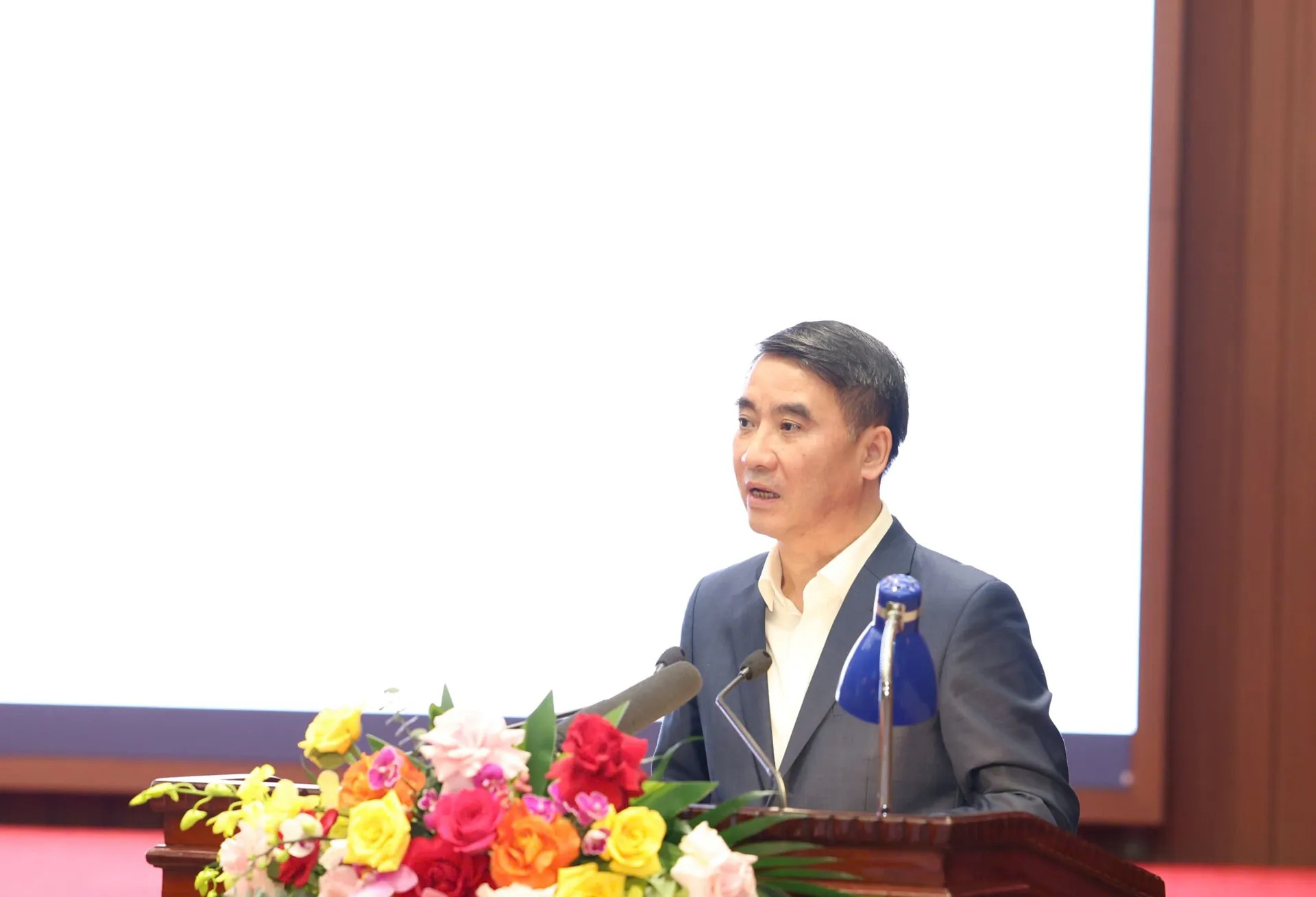 : Ủy viên Ban Thường vụ Thành ủy, Phó Chủ tịch UBND TP Hà Nội Nguyễn Xuân Lưu báo cáo tình hình phát triển kinh tế - xã hội năm 2025 và kế hoạch năm 2026 tại Hội nghị lần thứ ba, Ban Chấp hành Đảng bộ TP Hà Nội (khóa XVIII) : Ủy viên Ban Thường vụ Thành ủy, Phó Chủ tịch UBND TP Hà Nội Nguyễn Xuân Lưu báo cáo tình hình phát triển kinh tế - xã hội năm 2025 và kế hoạch năm 2026 tại Hội nghị lần thứ ba, Ban Chấp hành Đảng bộ TP Hà Nội (khóa XVIII)