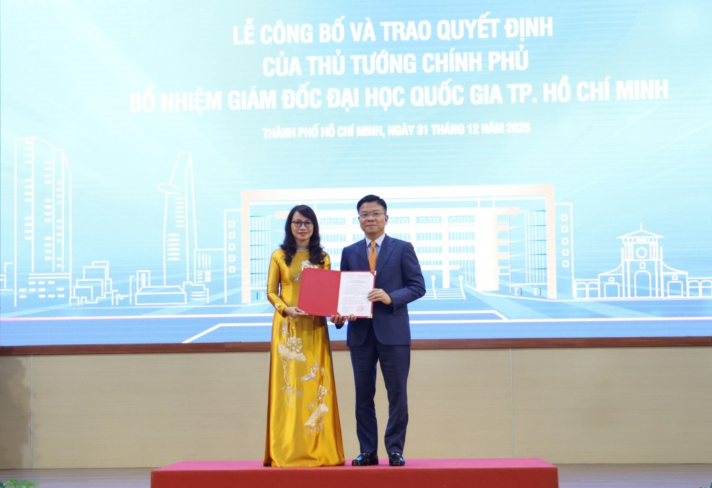 Phó Thủ tướng Lê Thành Long trao Quyết định của Thủ tướng Chính phủ bổ nhiệm Giám đốc Đại học Quốc gia Thành phố Hồ Chí Minh cho Nhà giáo ưu tú, Giáo sư, Tiến sĩ Nguyễn Thị Thanh Mai - Ảnh: VGP/Đức Tuân
