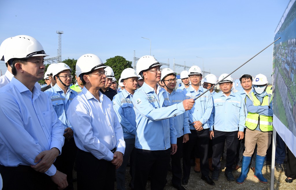 Phó Thủ tướng Bùi Thanh Sơn nghe báo cáo tiến độ chuỗi dự án Trung tâm Điện lực Ô Môn – Lô B tại phường Phước Thới, TP. Cần Thơ - Ảnh: VGP/Hải Minh