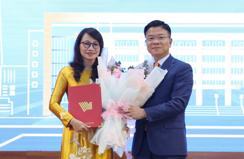 Phó Thủ tướng Lê Thành Long trao Quyết định của Thủ tướng Chính phủ bổ nhiệm Giám đốc Đại học Quốc gia Thành phố Hồ Chí Minh và tặng hoa chúc mừng Nhà giáo ưu tú, Giáo sư, Tiến sĩ Nguyễn Thị Thanh Mai - Ảnh: VGP/Đức Tuân