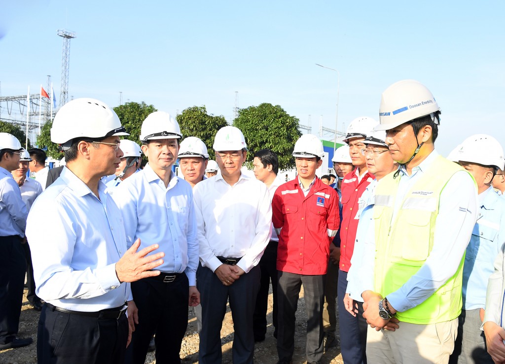 Phó Thủ tướng Bùi Thanh Sơn trao đổi với các đơn vị thi công chuỗi dự án - Ảnh: VGP/Hải Minh