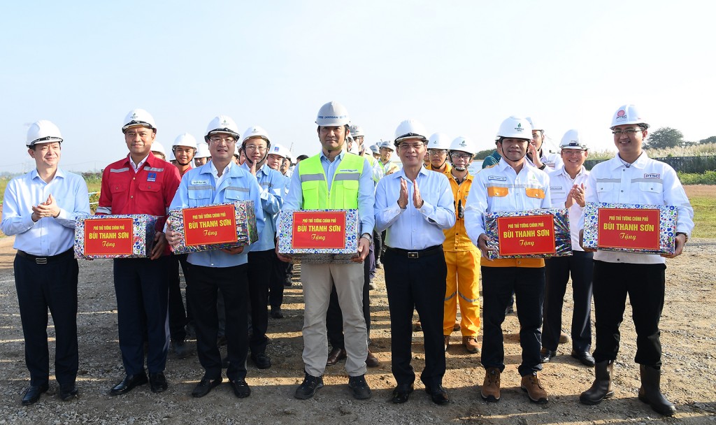 Phó Thủ tướng Bùi Thanh Sơn tặng quà các đơn vị thi công chuỗi dự án - Ảnh: VGP/Hải Minh