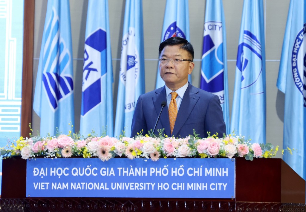 Phó Thủ tướng Lê Thành Long chúc tân Giám đốc Đại học Quốc gia Thành phố Hồ Chí Minh luôn vững vàng bản lĩnh, giữ vững tâm, tài, sáng suốt trong lãnh đạo, hoàn thành xuất sắc mọi nhiệm vụ được giao - Ảnh: VGP/Đức Tuân