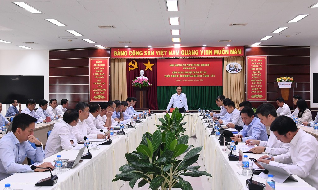 Phó Thủ tướng Bùi Thanh Sơn làm việc với các đơn vị về tiến độ chuỗi dự án - Ảnh: VGP/Hải Minh