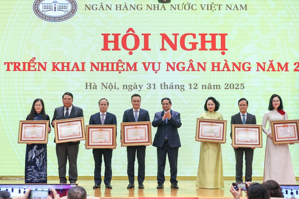 Thủ tướng Phạm Minh Chính trao Bằng khen của Thủ tướng cho các cá nhân - Ảnh: VGP/Nhật Bắc