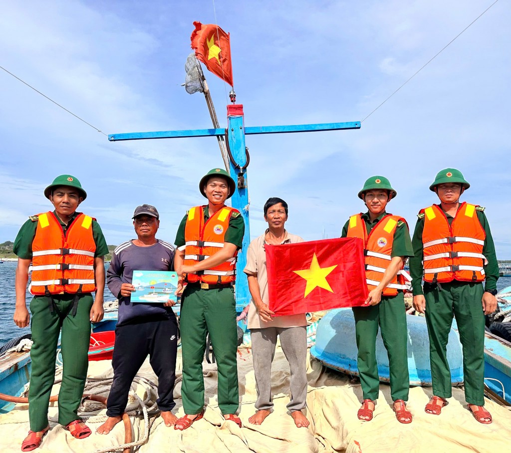 Đơn vị trao tặng cờ, tuyên truyền cho ngư dân khai thác hải đúng quy định, bảo vệ chủ quyền biển đảo